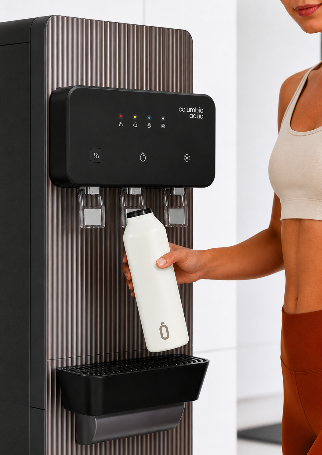 Persona rellenando su botella en un dispensador Columbia FC 925 con sistema ultravioleta
